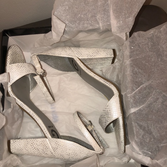 8 White and silver snakeskin Guess heels - Picture 1 of 6